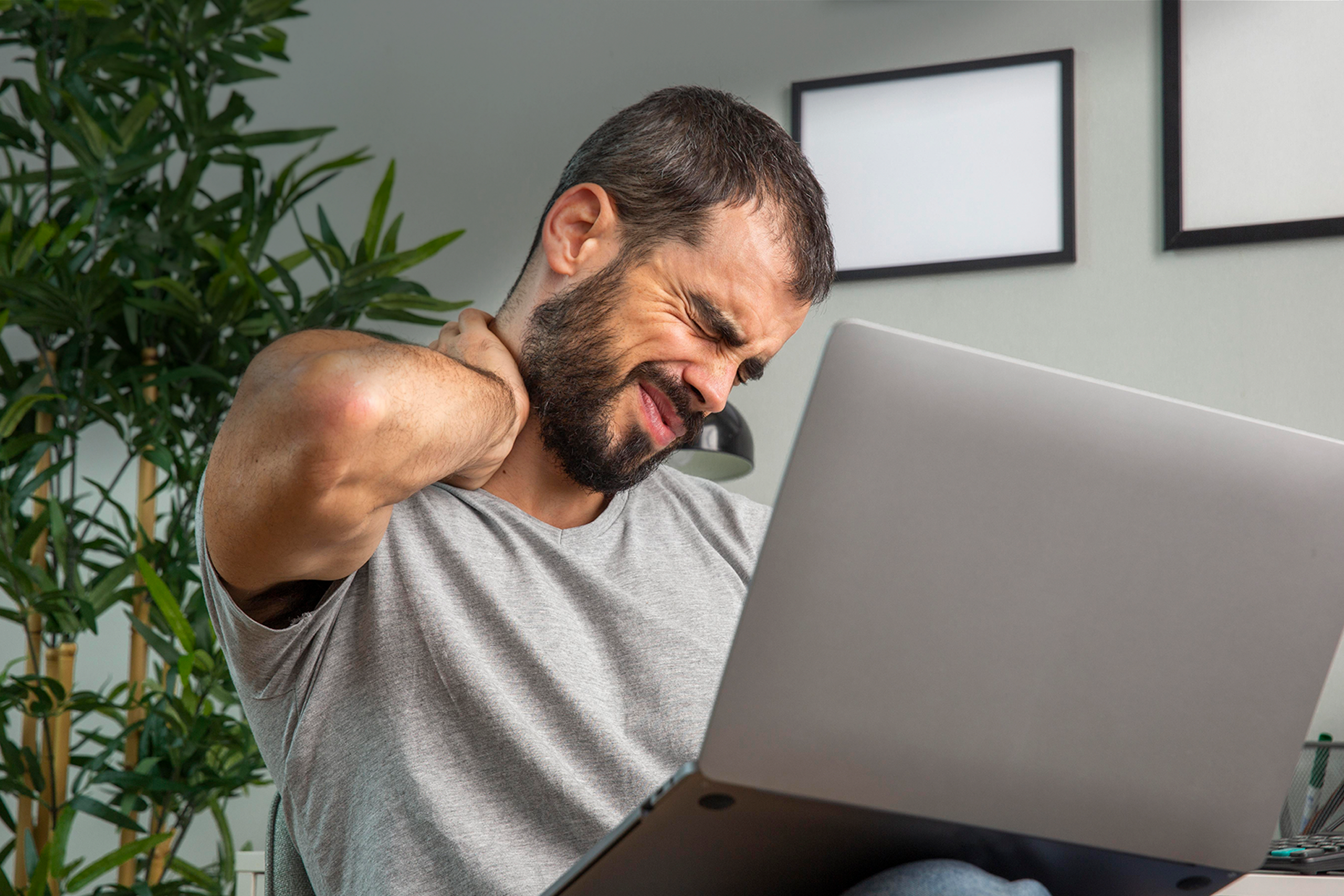 Homem com dor na cervical